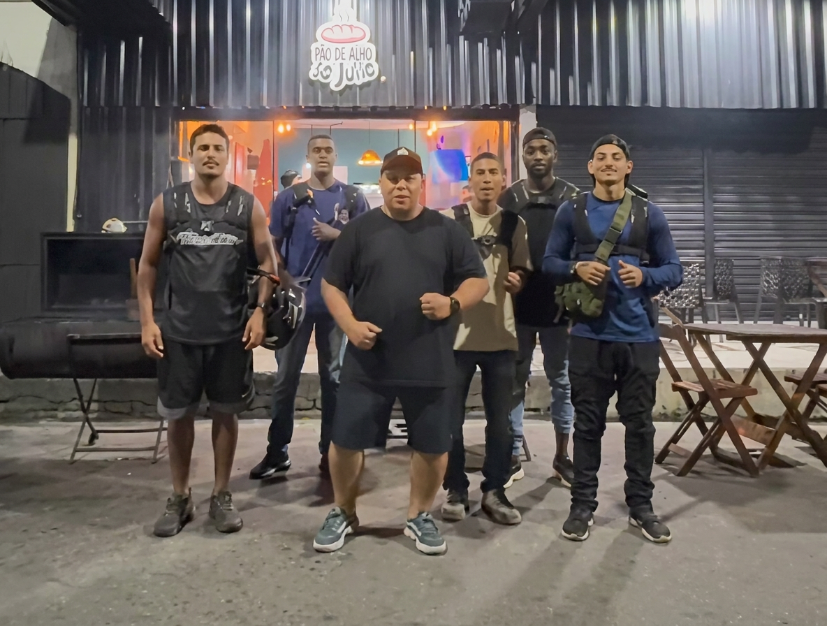 Equipe própria de entrega do Pão de Alho do Julio