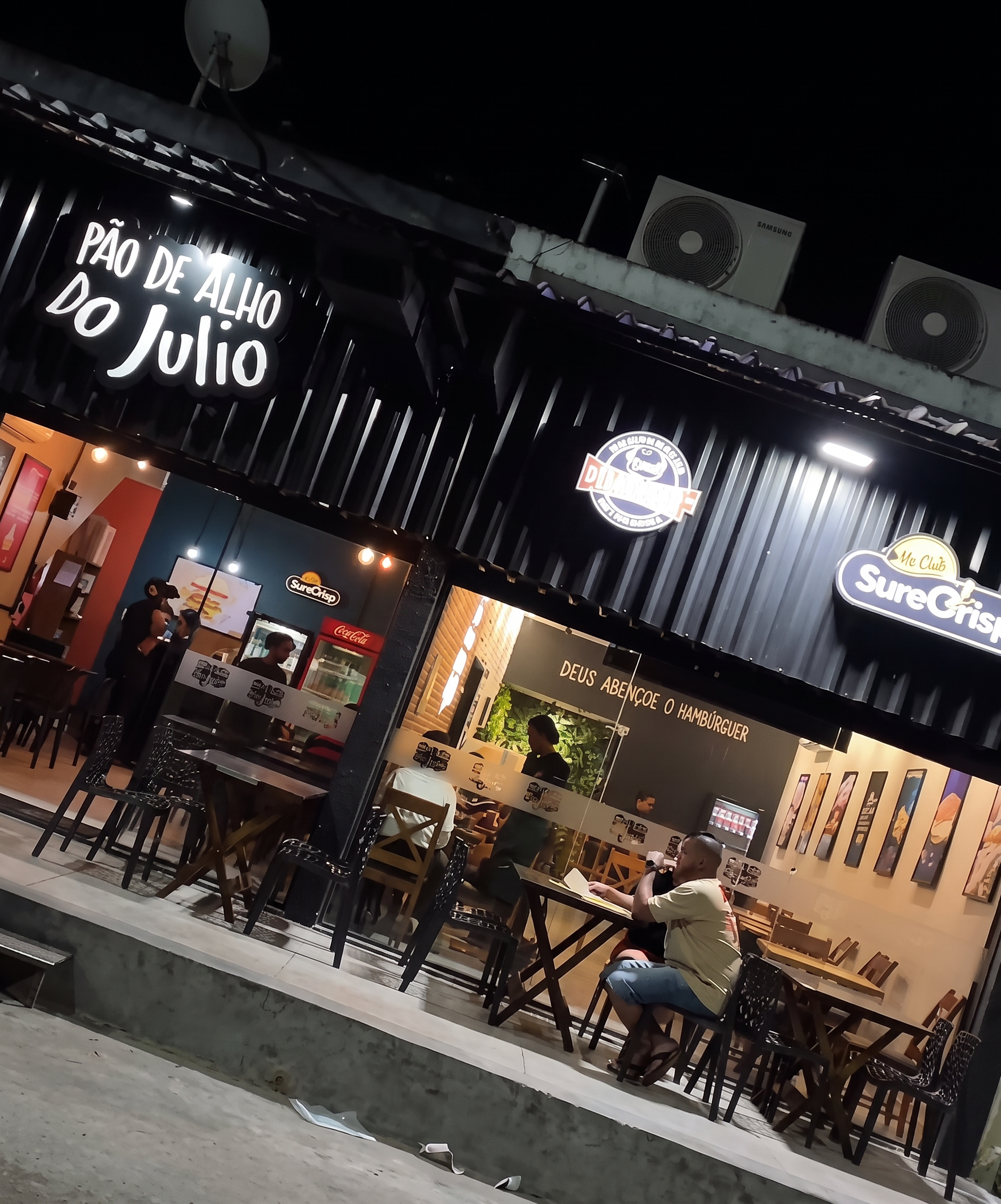 Fachada e atendimento da unidade Imbariê do Pão de Alho do Julio